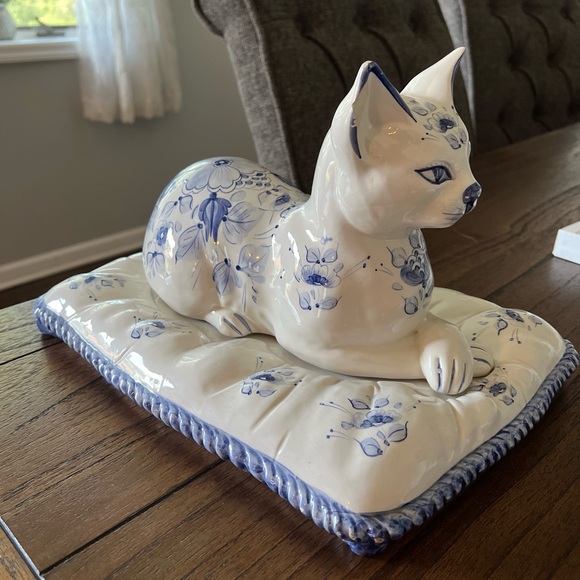 Vintage Italian Ceramic White & Blue Cat Figurine On Pillow - Picture 3 of 15